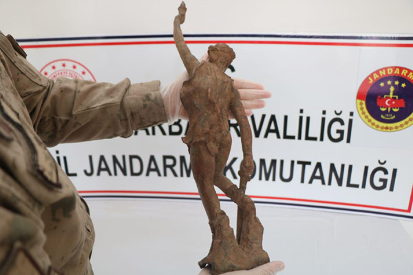 TARİHİ ESER KAÇAKÇILARI SUÇÜSTÜ YAKALANDI