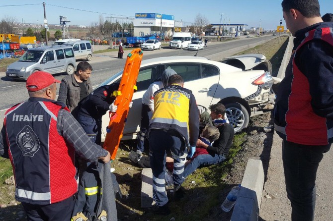 Yayaya yol vermek için duran otomobile, ambulans arkadan çarptı!