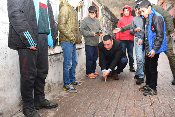 Bağlar sokaklarında misket oynadı!