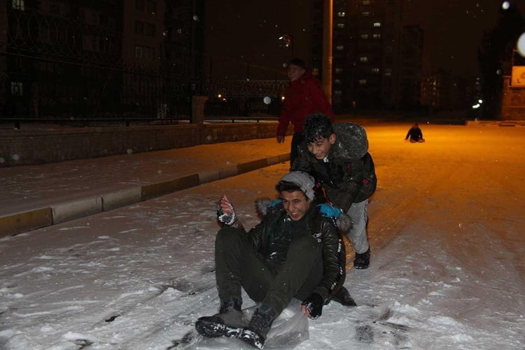 Diyarbakır'da çocuklar 4 yıl aradan sonra karın keyfini çıkardı