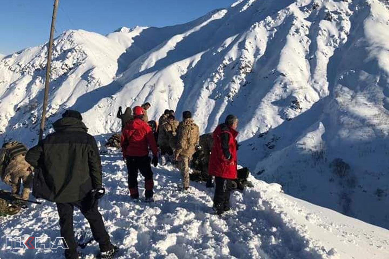 Güvenlik korucusu çığ altında kaldı