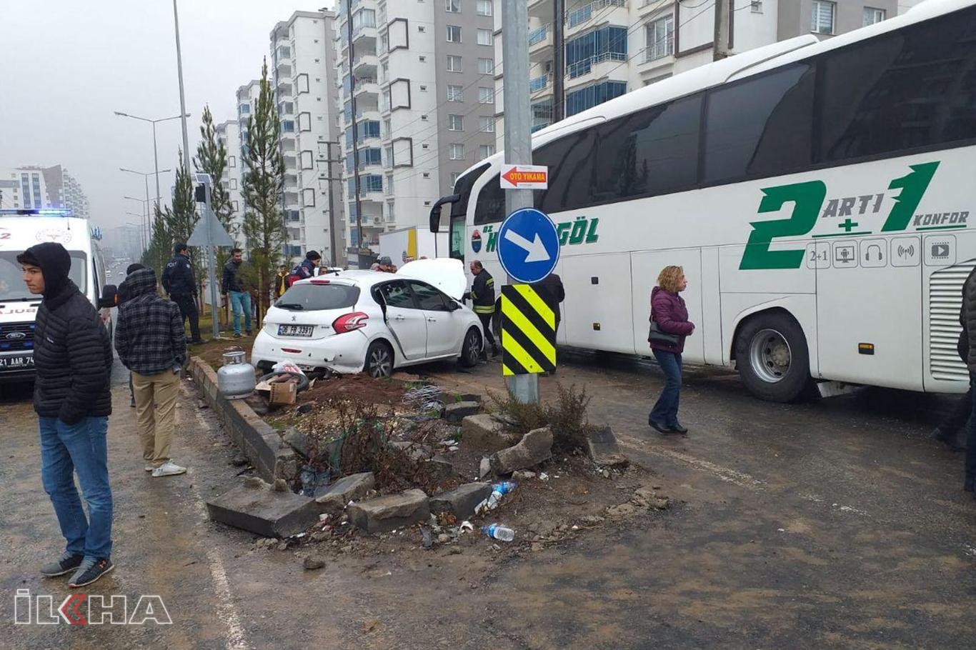 Yolcu otobüsü otomobile çarptı