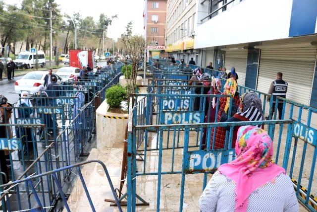 Diyarbakır’da sosyal mesafeyi korumak adına bariyer yerleştirildi