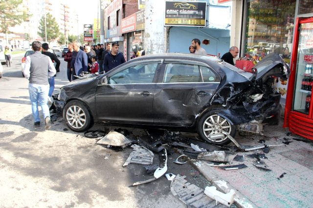 Hızını alamadı, park halindeki araca çarptı: 3 yaralı
