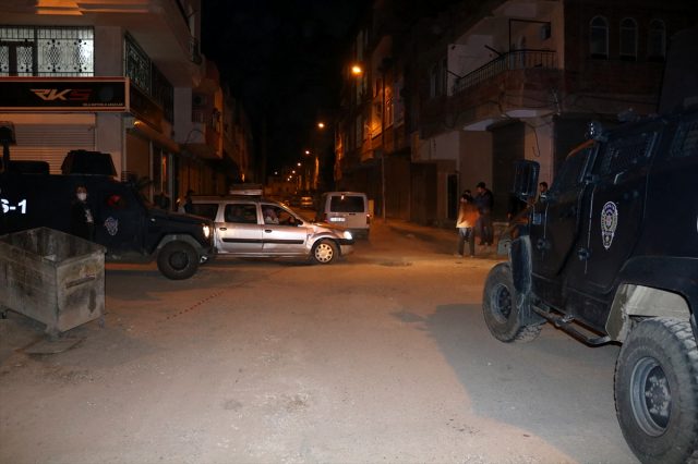 Kavga seslerini duyan kişi çıktığı balkonda başından vuruldu