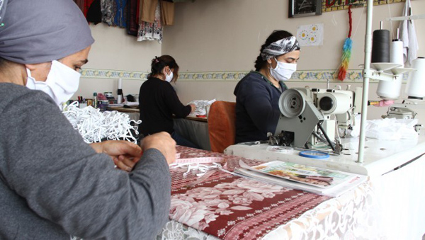 Diyarbakır’da 3 kadın ücretsiz maske üretiyor..