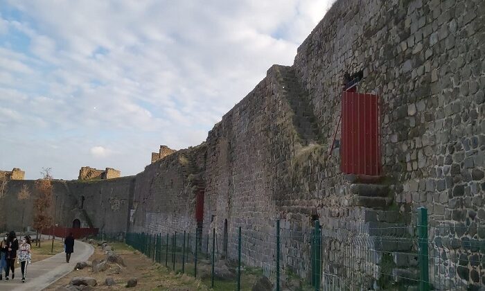 Sur’da merdiven çıkışları bariyerlerle kapatıldı!