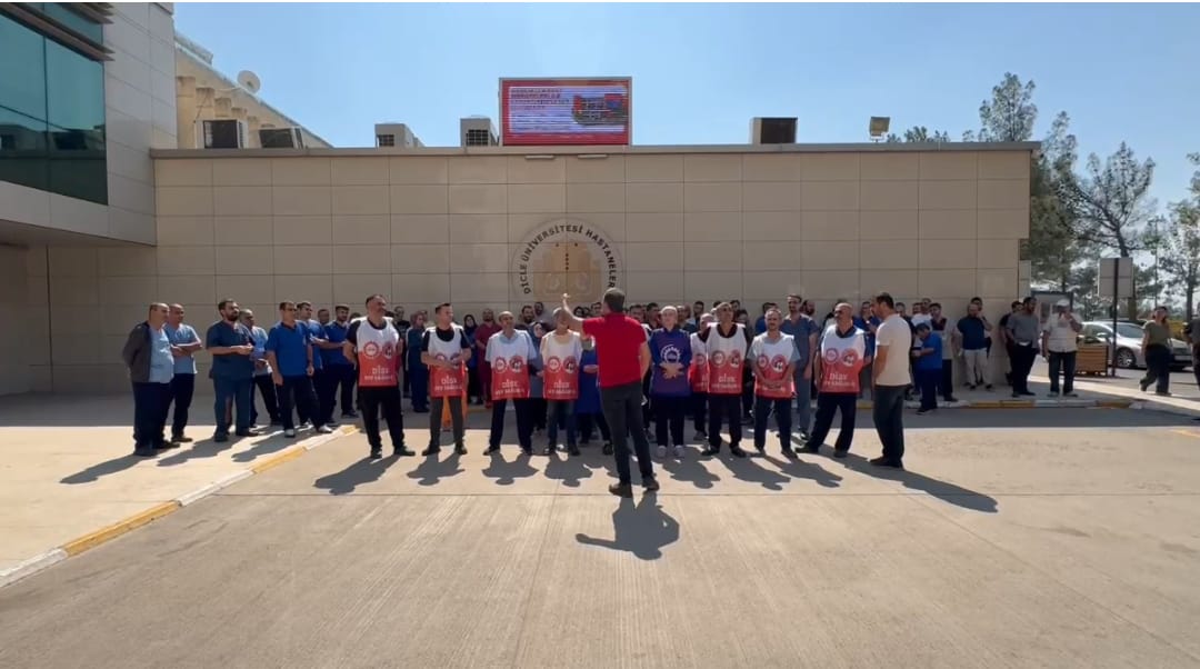 VİDEO- Dicle Üniversitesi Hastanesi personelinden alkışlı protesto