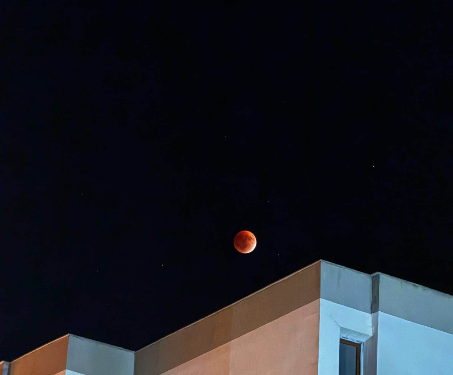 VİDEOLU-Diyarbakır’da Kanlı Ay Tutulması Gökyüzünü Büyüledi!