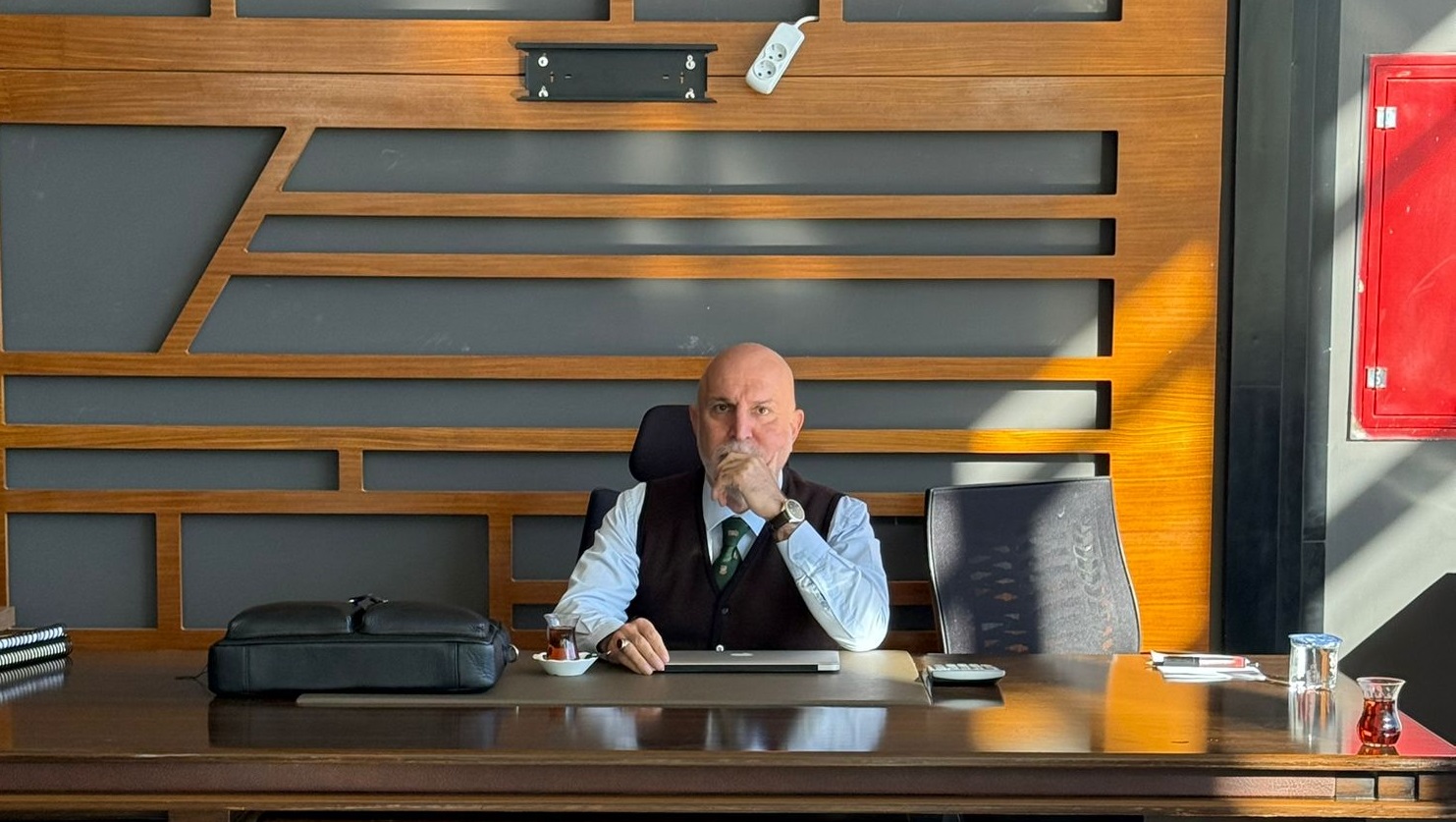 Elhakan’dan Barış, Demokrasi ve Özal Mesajı