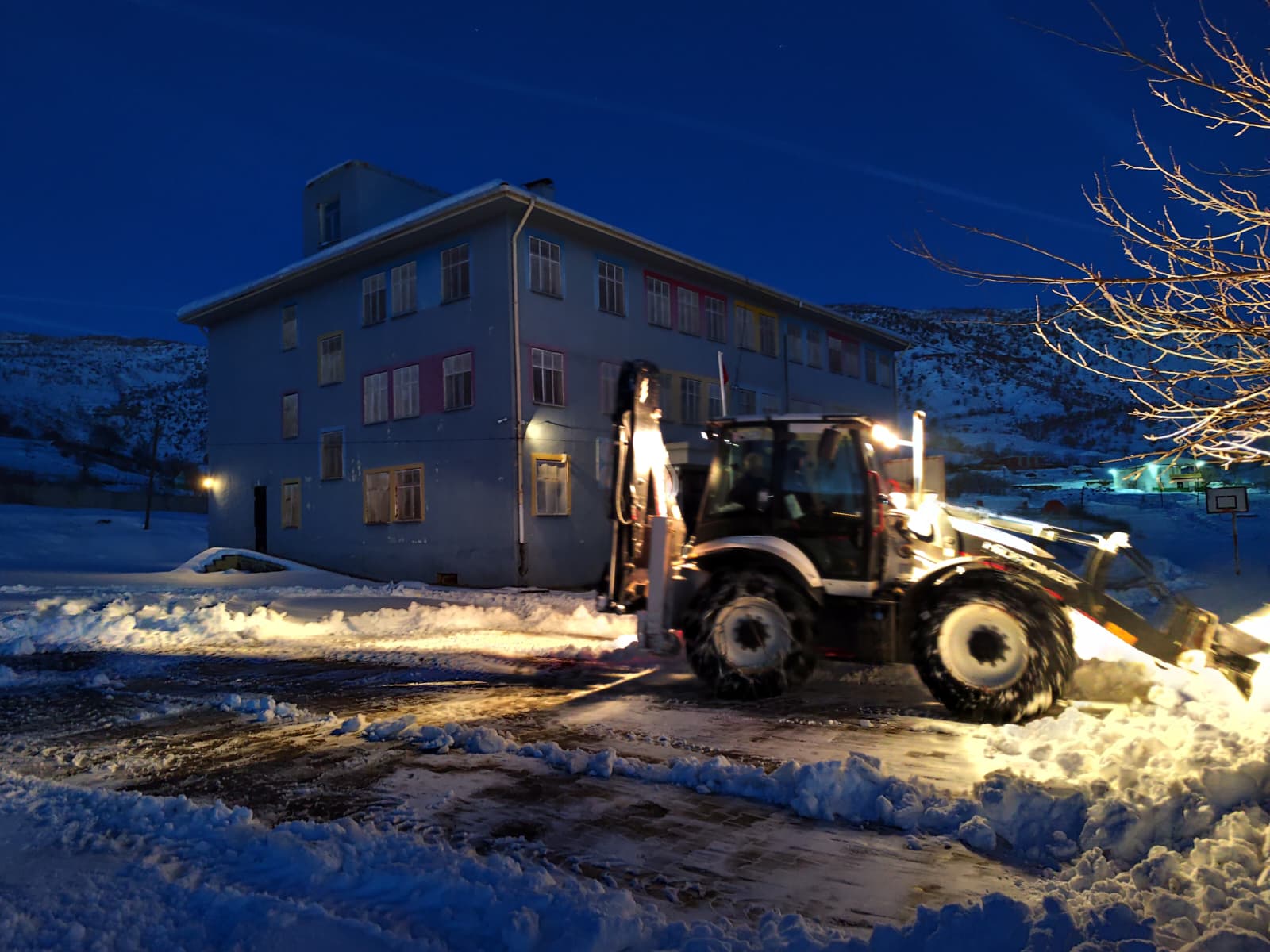 VİDEO- Hazro Belediyesi okul yollarını ve bahçeleri temizledi