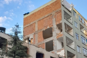 Diyarbakır’da hasarlı bina yıkılırken sağlam binalar zarar görüyor