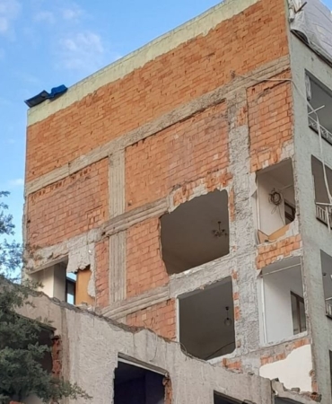 Diyarbakır’da hasarlı bina yıkılırken sağlam binalar zarar görüyor