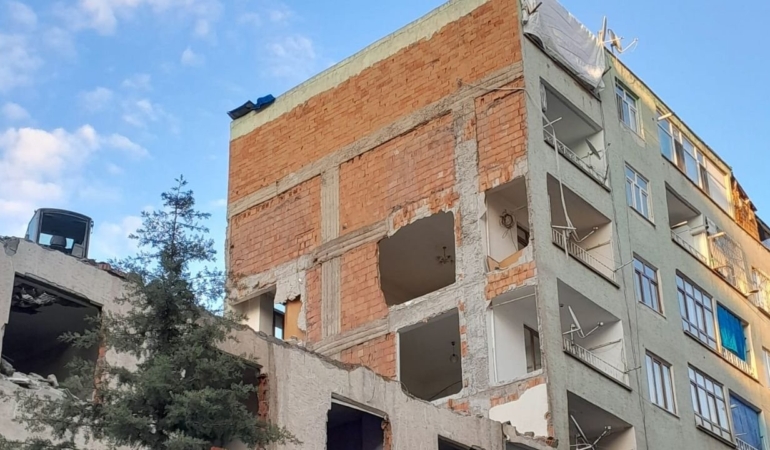 Diyarbakır’da hasarlı bina yıkılırken sağlam binalar zarar görüyor