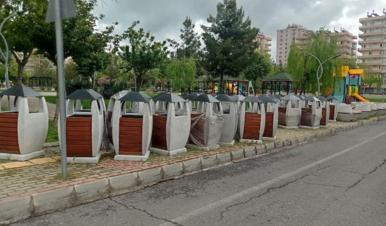 Diyarbakır'da park mobilyaları çürümeye terk edildi!